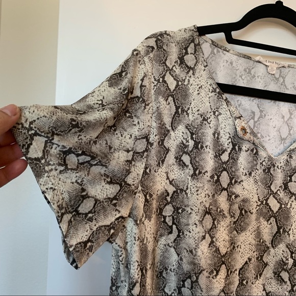 Womens Plus Size Above & Beyond White & Grey Snake Print Tee Blouse 2X - Picture 7 of 11